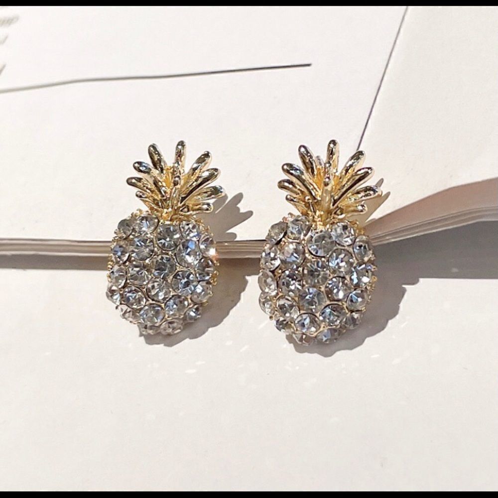 ✨ NEW Betsey Johnson Stunning Pineapple sparkling rhinestone stud earrings ✨